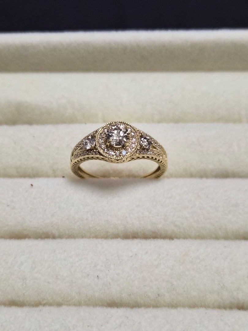 YG diamond ring (Category: Rings) located in Marikina City. Submitted by 000christina000 (Listing ID 1460950793, Image 1). Description: 0.80ct natural diamond 18k japan gold Size 8 comes with lab certificate.