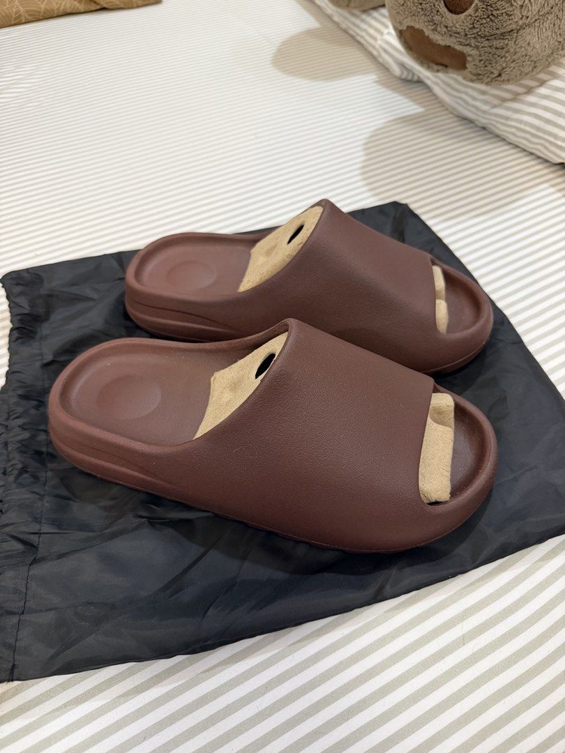 Ys-01 Fudge (Category: Slippers & Slides) located in Paranaque City. Submitted by oommggg (Listing ID 1461101616, Image 3). Description: Original NEW Yeeze Slide YS-01 Us 9 100% Original 5k Paranaque area Available for checking in person. Lalamove anytime.