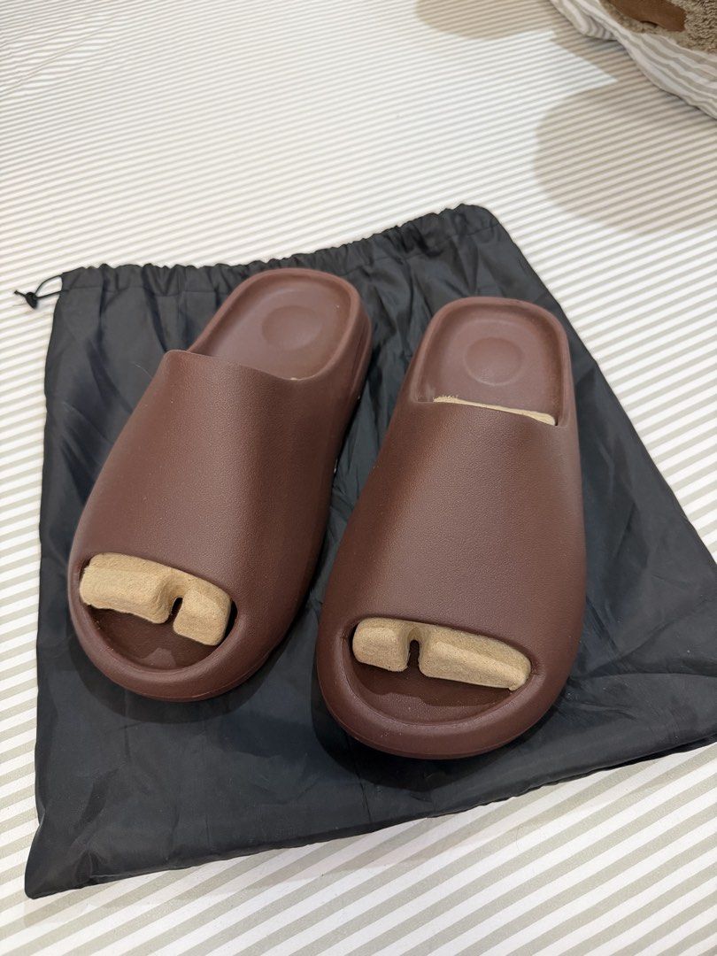 Ys-01 Fudge (Category: Slippers & Slides) located in Paranaque City. Submitted by oommggg (Listing ID 1461101616, Image 1). Description: Original NEW Yeeze Slide YS-01 Us 9 100% Original 5k Paranaque area Available for checking in person. Lalamove anytime.