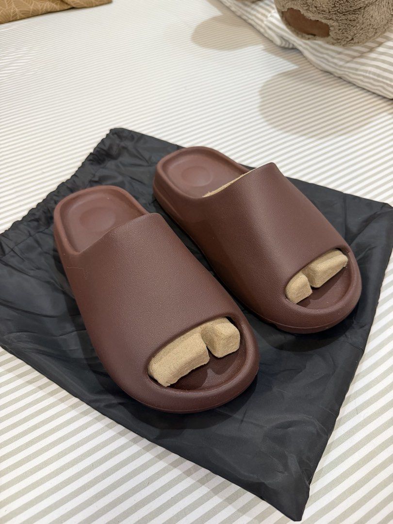Ys-01 Fudge (Category: Slippers & Slides) located in Paranaque City. Submitted by oommggg (Listing ID 1461101616, Image 2). Description: Original NEW Yeeze Slide YS-01 Us 9 100% Original 5k Paranaque area Available for checking in person. Lalamove anytime.