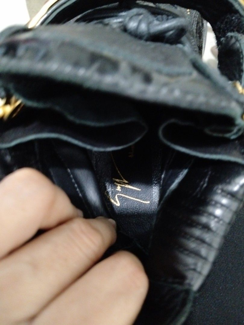 Zanotti (Category: Boots) located in El Salvador. Submitted by francheskaukayukay (Listing ID 1461004879, Image 3). Description: size 7.5 to 8 men size 10 women.