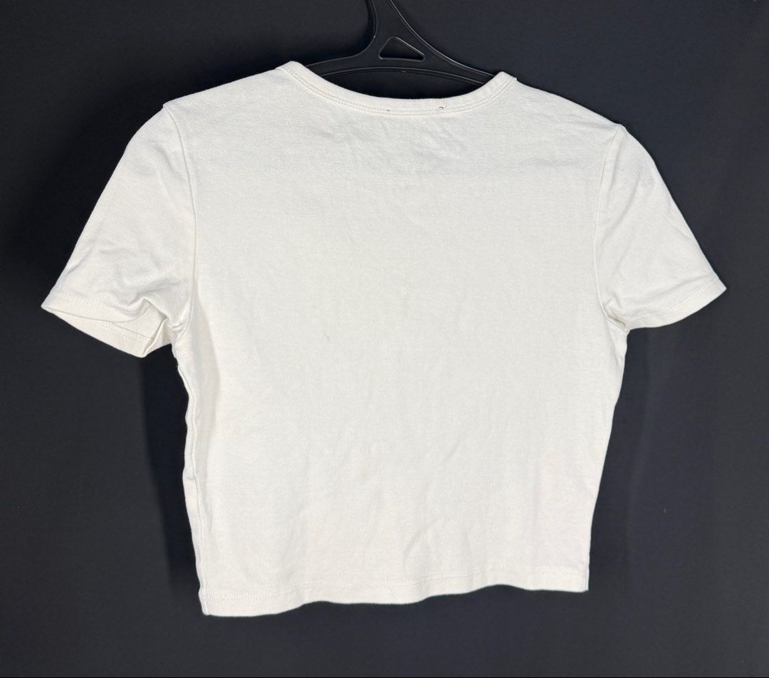 Zara Basic White Cropped T-Shirt (Category: Shirts) located in Angeles City. Submitted by lesmiz24601 (Listing ID 1460973480, Image 2). Description: - Brand: Zara - Style: Basic cropped t-shirt - Color: White - Neckline: Crew neck - Sleeves: Short sleeves - Versatile and easy to style - Ideal for casual outfits and layering.