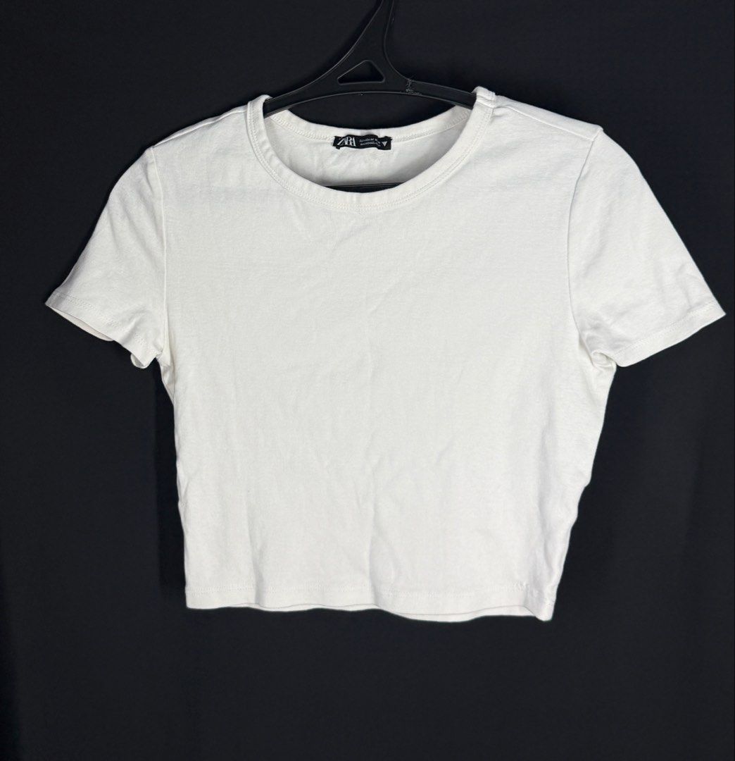 Zara Basic White Cropped T-Shirt (Category: Shirts) located in Angeles City. Submitted by lesmiz24601 (Listing ID 1460973480, Image 1). Description: - Brand: Zara - Style: Basic cropped t-shirt - Color: White - Neckline: Crew neck - Sleeves: Short sleeves - Versatile and easy to style - Ideal for casual outfits and layering.