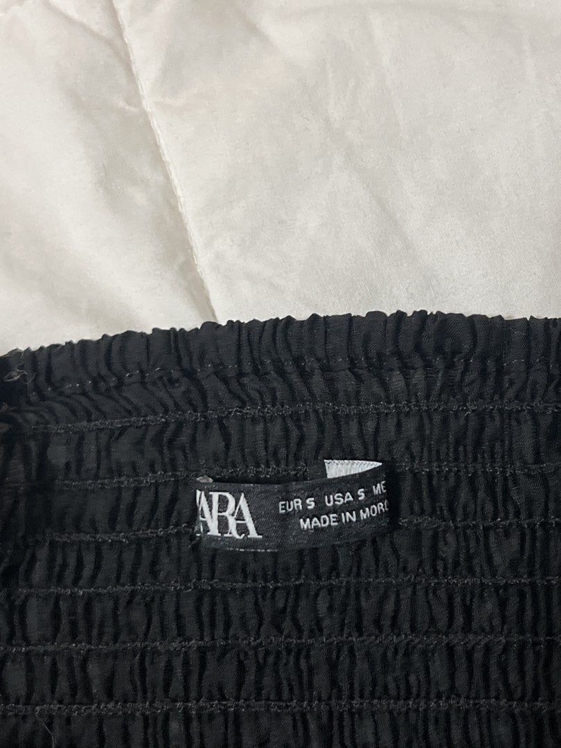 Zara Black Ruched Corset Top (Category: Sleeveless) located in Quezon City. Submitted by prelovedbyhmsd (Listing ID 1461071785, Image 3). Description: - Zara black ruched corset top - Sweetheart neckline with ruffled trim - Smocked back for a comfortable fit - Perfect for dressing up with jeans or a skirt - Ideal for a night out.