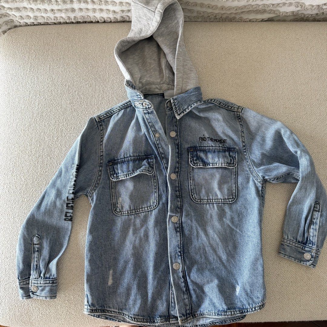 Zara denim jacket with hood (Category: Babies & Kids Fashion) located in Quezon City. Submitted by shyllemercado (Listing ID 1460933378, Image 1). Description: .