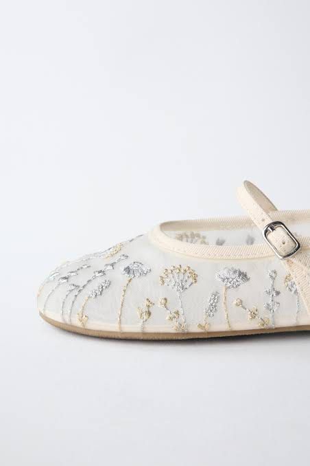 Zara Embroidered Ballet Flats- Silver Size 23 (Category: Babies & Kids Fashion) located in Manila. Submitted by thriftselection.ph (Listing ID 1460968923, Image 2). Description: These charming Zara Embroidered Mesh Ballet Flats feature delicate floral embroidery and a classic buckled strap. Size 23 USA 7 14,3 cm.