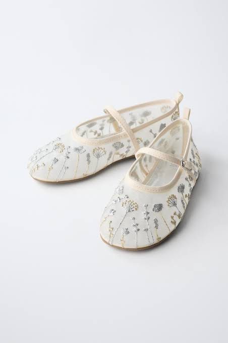 Zara Embroidered Ballet Flats- Silver Size 23 (Category: Babies & Kids Fashion) located in Manila. Submitted by thriftselection.ph (Listing ID 1460968923, Image 3). Description: These charming Zara Embroidered Mesh Ballet Flats feature delicate floral embroidery and a classic buckled strap. Size 23 USA 7 14,3 cm.