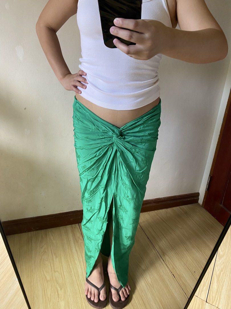 Zara Green Maxi skirt with front slit (Category: Skirts) located in Manaoag. Submitted by wewhorewhat (Listing ID 1460962381, Image 1). Description: size 25-28 length 38 SIZE MEDIUM ON TAG .