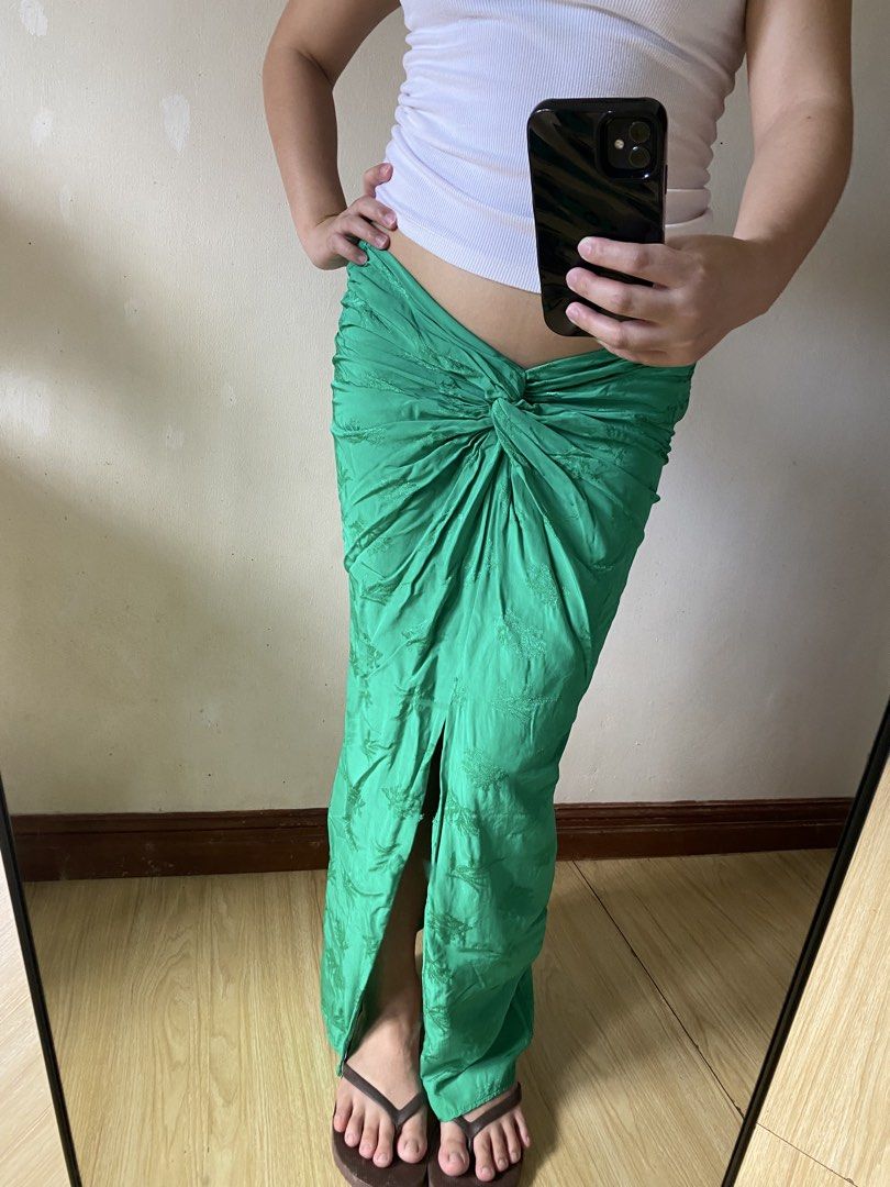 Zara Green Maxi skirt with front slit (Category: Skirts) located in Manaoag. Submitted by wewhorewhat (Listing ID 1460962381, Image 2). Description: size 25-28 length 38 SIZE MEDIUM ON TAG .
