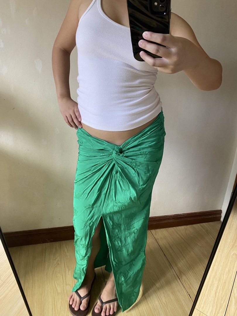Zara Green Maxi skirt with front slit (Category: Skirts) located in Manaoag. Submitted by wewhorewhat (Listing ID 1460962381, Image 3). Description: size 25-28 length 38 SIZE MEDIUM ON TAG .