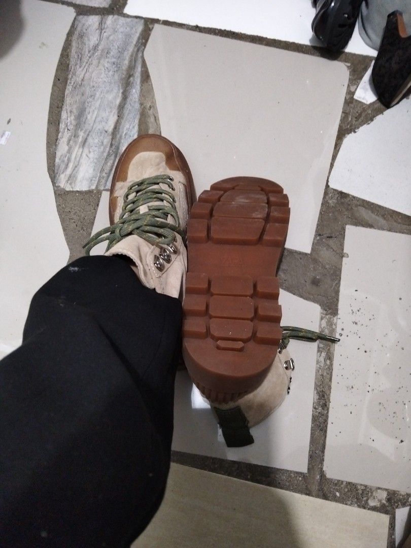 Zara Leather Boots (Category: Boots) located in El Salvador. Submitted by francheskaukayukay (Listing ID 1460967128, Image 3). Description: size 8 men size 10 Women.