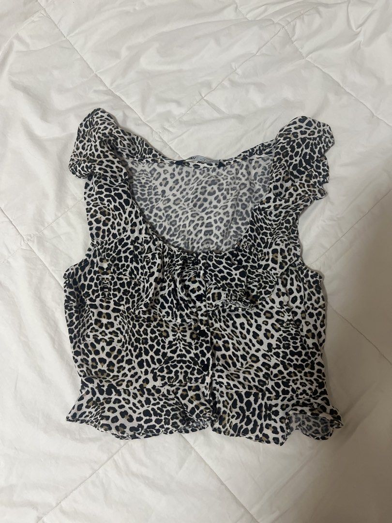 ZARA Leopard Print Ruffle Square Neck Crop Top Size S (Category: Sleeveless) located in Quezon City. Submitted by prelovedbyhmsd (Listing ID 1461070119, Image 1). Description: - Cute ZARA leopard print crop top - Features a square neckline with a front tie detail - Adorable ruffle sleeves - Cropped length, perfect for high-waisted bottoms.