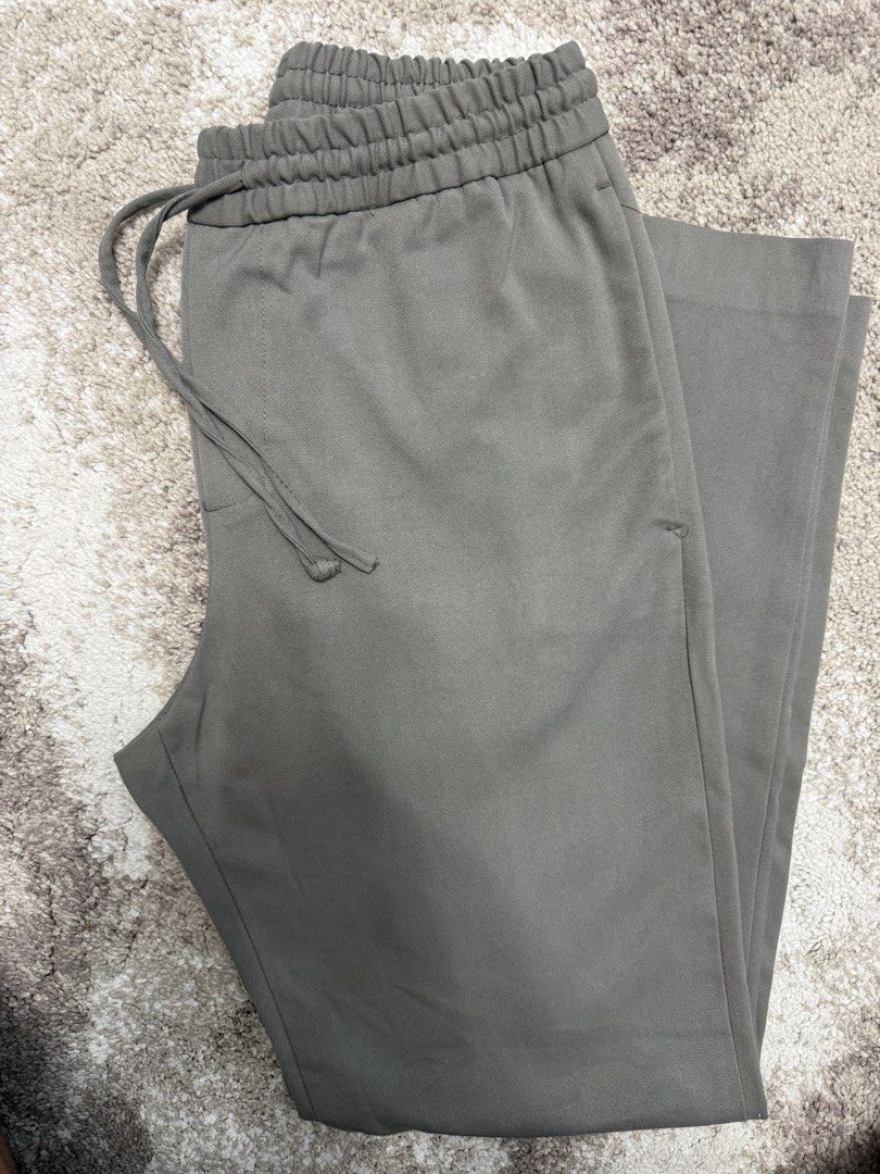 Zara Men’s Trousers (Category: Trousers) located in Pasig City. Submitted by ecrz19 (Listing ID 1461006241, Image 2). Description: Zara Men Medium - fits size 28-34 waist line Very rarely used, like new condition Well taken care of smoke free and pet free home No flaw.