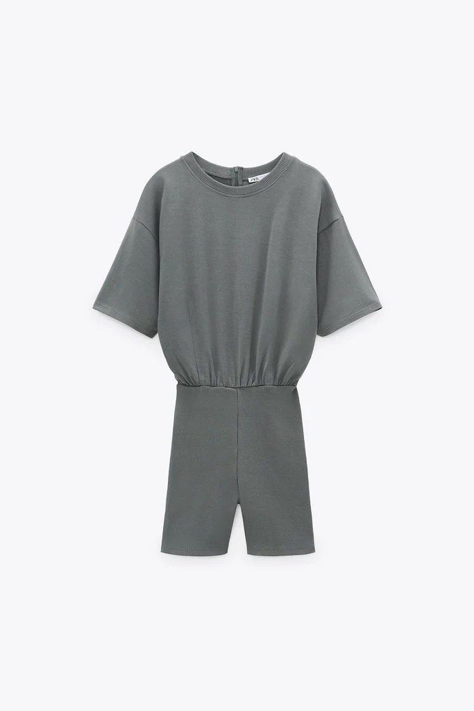 Zara Sage Green Short Sleeve Romper (Category: Rompers) located in Manila. Submitted by msjanica (Listing ID 1461020752, Image 1). Description: size small-semi large | 21-35 waistline | 35-38 inches bust | s on tag | original zara | best fit small-semi large | stretchable waist | zipper back | no pockets | no when worn. actual color, sage green na minsan parang gray. 📍Location: Pandacan, Manila. - can ship nationwide via j&t (shipping fee to be 