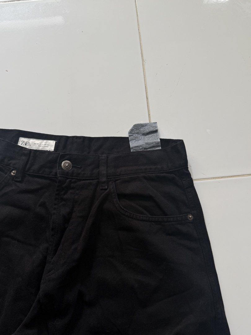 Zara super baggy pants (Category: Jeans) located in Batangas. Submitted by robertlopezigaya (Listing ID 1460943170, Image 3). Description: Zara super baggy pants Dimes 32x40x11.5x15 No issue Like new DM TO PURCHASE📩.