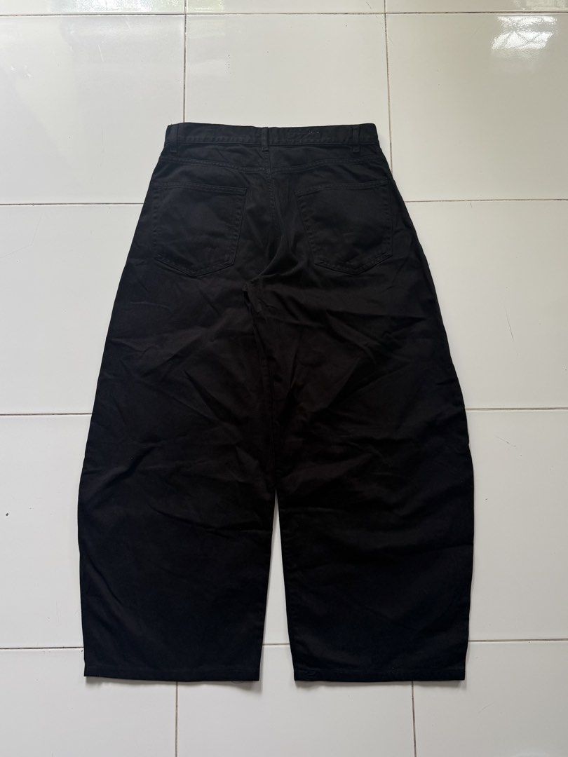 Zara super baggy pants (Category: Jeans) located in Batangas. Submitted by robertlopezigaya (Listing ID 1460943170, Image 2). Description: Zara super baggy pants Dimes 32x40x11.5x15 No issue Like new DM TO PURCHASE📩.
