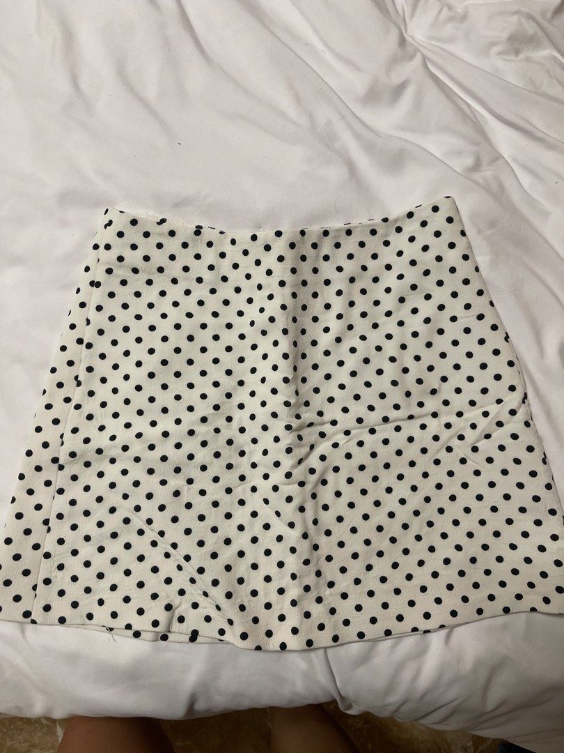 Zara White Black Polka Dot Mini Skirt (Category: Skirts) located in Mangaldan. Submitted by _hyanni (Listing ID 1461016222, Image 2). Description: - White mini skirt with black polka dots - Brand: Zara - Made in Morocco - Size: EUR XS, US XS, MEX 24 - Versatile for casual or dressed-up looks - Easy to pair with various tops.