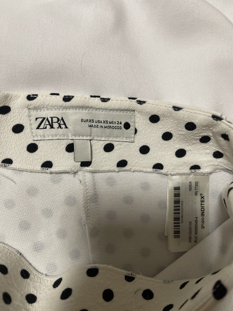 Zara White Black Polka Dot Mini Skirt (Category: Skirts) located in Mangaldan. Submitted by _hyanni (Listing ID 1461016222, Image 3). Description: - White mini skirt with black polka dots - Brand: Zara - Made in Morocco - Size: EUR XS, US XS, MEX 24 - Versatile for casual or dressed-up looks - Easy to pair with various tops.