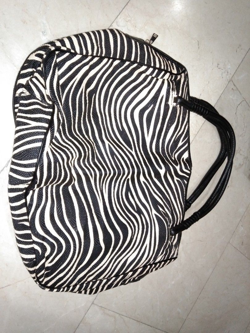 Zebra design shoulder/hand bag (Category: Shoulder Bags) located in Quezon City. Submitted by eidorableshop (Listing ID 1461004280, Image 1). Description: .