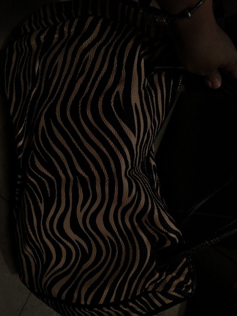 Zebra design shoulder/hand bag (Category: Shoulder Bags) located in Quezon City. Submitted by eidorableshop (Listing ID 1461004280, Image 3). Description: .