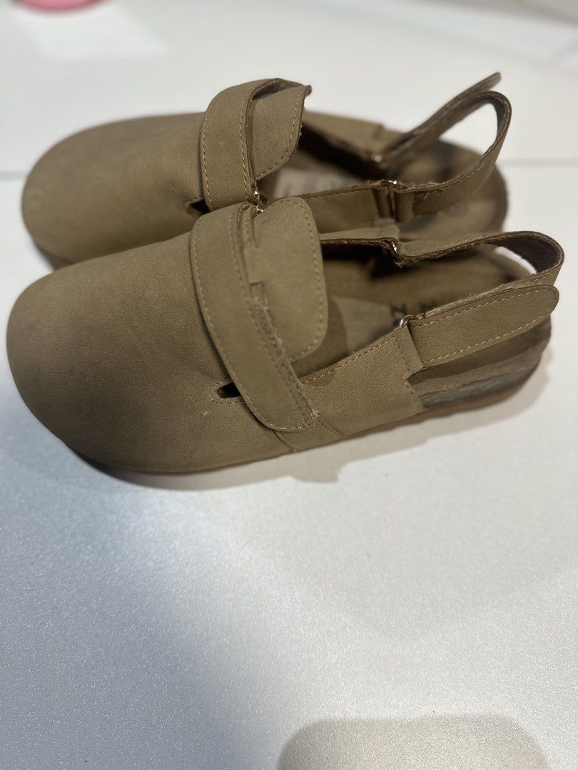 Zoe & Zac Kids Clogs Sandals Size 2 Tan (Category: Babies & Kids Fashion) located in Valenzuela. Submitted by cadys_preloved (Listing ID 1461018516, Image 2). Description: - Lalamove ready - Brand: Zoe & Zac - Size: 2 (Kids') - Color: Tan - Features: Velcro straps for easy adjustment - Condition: Great for everyday wear - Original Price: P1,250.00.