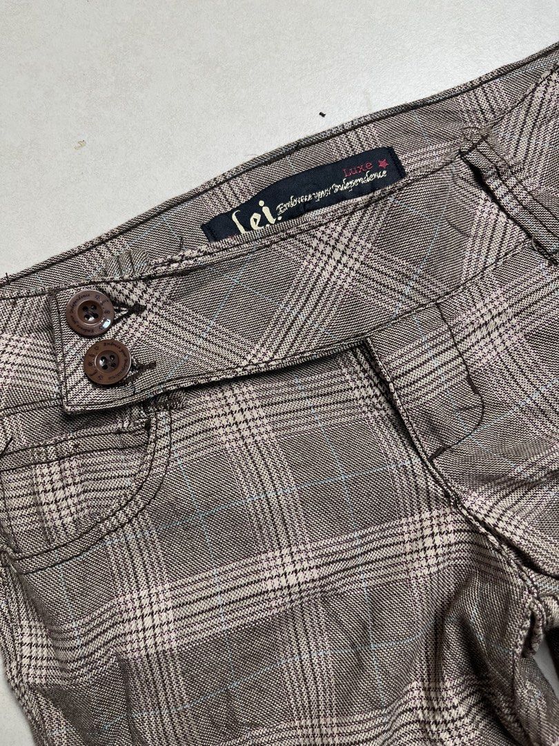 00s y2k glittery checked lowrise flare pants (Category: Other Bottoms) located in Caloocan City. Submitted by onlyfromthepast (Listing ID 1461250561, Image 2). Description: 9/10 condition Measurements 14.5 x 39 inches Rise rise 7 inches Thigh 10.5 inches Knee 8 inches Leg opening 10.2 inches ✅My bio before purchasing tia💕 ✅ All items are fresh from bales, Pls expect dirt,dust or stains .