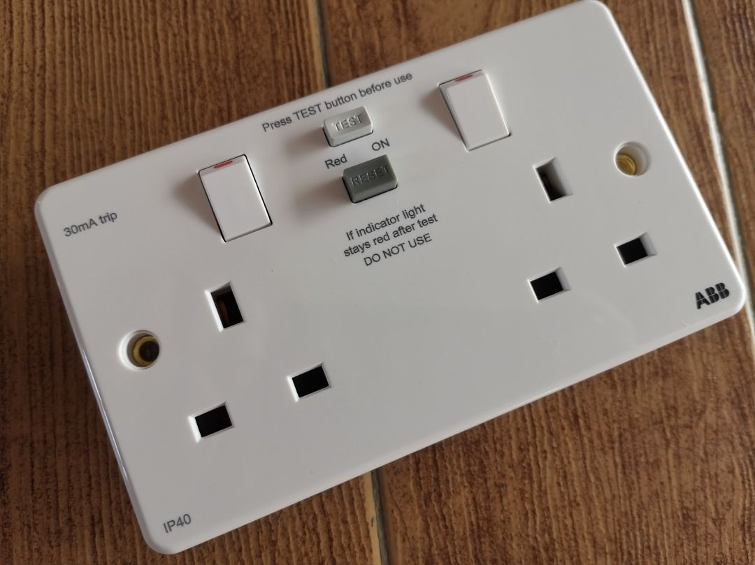 10個全新 ABB 13A 雙位獨立開關漏電保護插座 （分類：轉插器及插頭）位於 Hong Kong。 由 victorchau511 提交（商品編號 1461116519，圖片 1）。簡介： 10個全新 ABB 13A 雙位獨立開關漏電保護插座 (HK$2100， 10個全部, 不散賣） - 工程項目剩下 ，全新，未使用過 - 95%新 （重要備註：面板有些輕微花痕） - 零售價格大約HK$650一個 - 所見即所得。