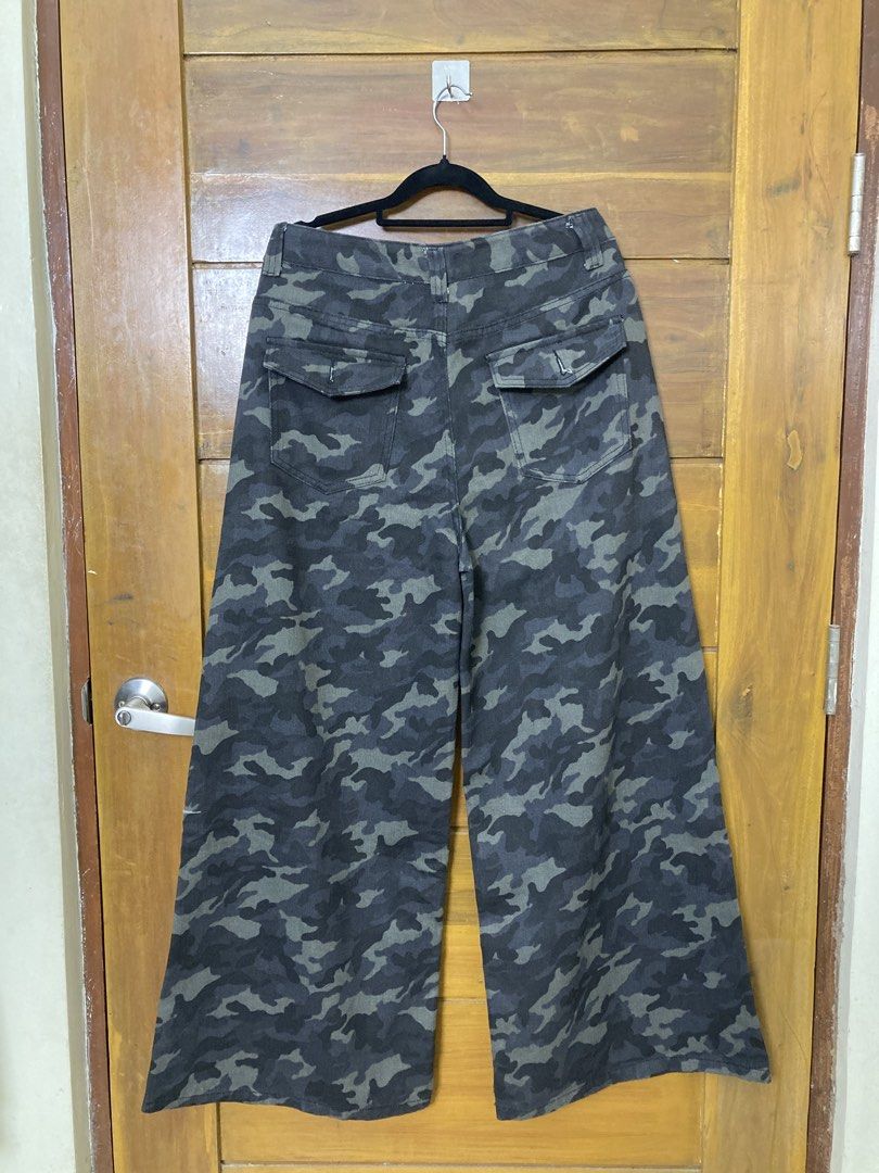 ₱149 + SF via JNT (Category: Other Bottoms) located in Batangas. Submitted by declutteringvon (Listing ID 1461318706, Image 3). Description: 14 inches leg opening, fits 30-31 waist, barely used, declutter..