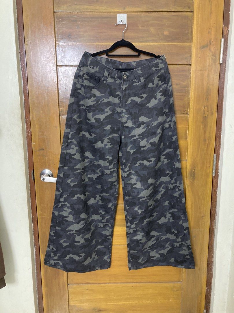 ₱149 + SF via JNT (Category: Other Bottoms) located in Batangas. Submitted by declutteringvon (Listing ID 1461318706, Image 1). Description: 14 inches leg opening, fits 30-31 waist, barely used, declutter..