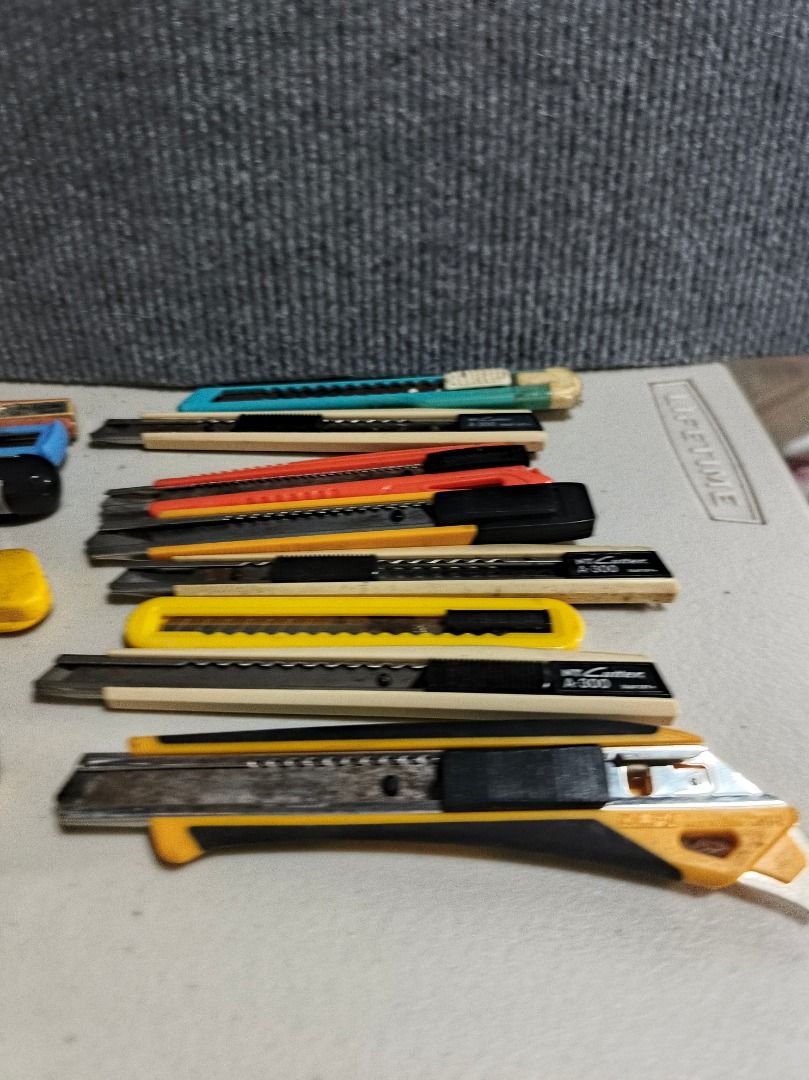 17 pcs Assorted Utility Knives - Olfa, NT Cutter, and more (Category: Knives & Chopping Boards) located in San Leonardo. Submitted by burgossanleonardo.12345 (Listing ID 1461176592, Image 2). Description: - Bundle of utility knives featuring Olfa and NT Cutter brands. - Includes various models and colors. - Condition ranges from signs of use to barely touched. - Blades are sharp and ready for immediate use. - Ideal for crafting, cutting, and DIY 