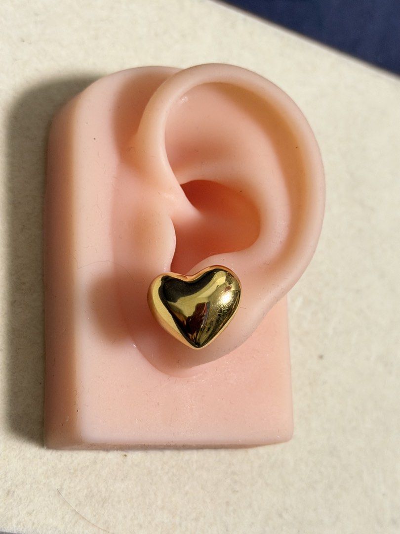 18k Chunky Heart Electroform Earrings (Category: Earrings) located in Pasay City. Submitted by adamclarence (Listing ID 1461162221, Image 3). Description: 18k Gold Chunky Heart Design 2.6g Silicon Lock.
