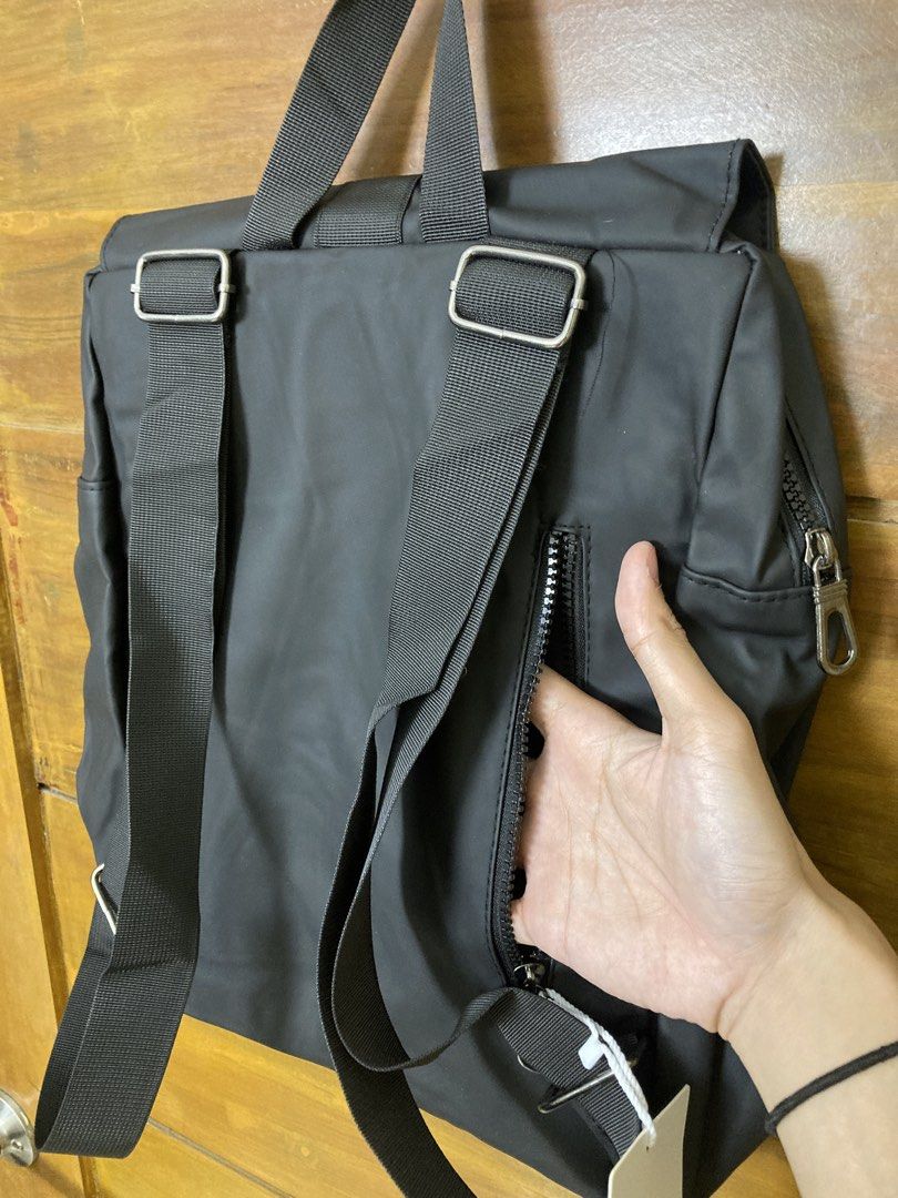 ₱10 + Shipping Fee. (Category: Backpacks) located in Batangas. Submitted by declutteringvon (Listing ID 1461318759, Image 3). Description: Brand new condition, simple ang straightforward, water resistant, barely used, declutter..