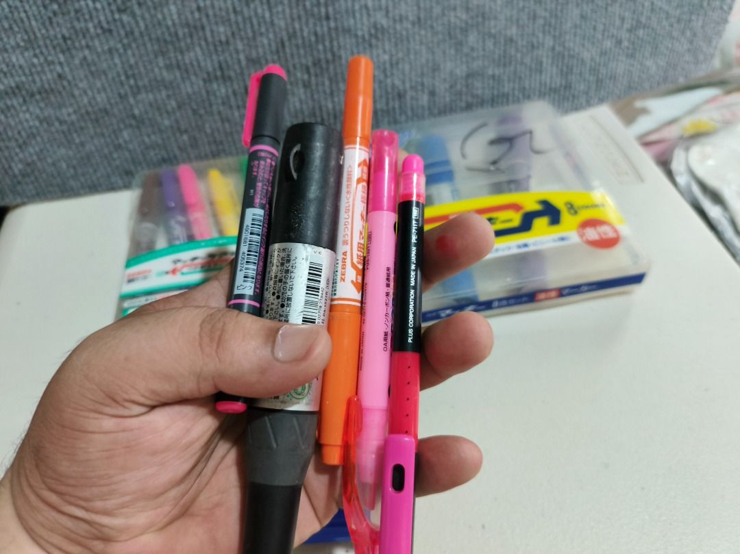 19pcs Oil-Based Markers Set (Category: Stationery & School Supplies) located in San Leonardo. Submitted by burgossanleonardo.12345 (Listing ID 1461184343, Image 3). Description: - Set includes 8 Zebra Macky oil-based markers. - Also includes assorted other markers and highlighters. - Some items are in original packaging, others are individual. - All pens are visible in the provided photos. - Ideal for various art and craft projects..