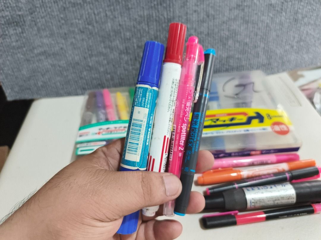 19pcs Oil-Based Markers Set (Category: Stationery & School Supplies) located in San Leonardo. Submitted by burgossanleonardo.12345 (Listing ID 1461184343, Image 2). Description: - Set includes 8 Zebra Macky oil-based markers. - Also includes assorted other markers and highlighters. - Some items are in original packaging, others are individual. - All pens are visible in the provided photos. - Ideal for various art and craft projects..