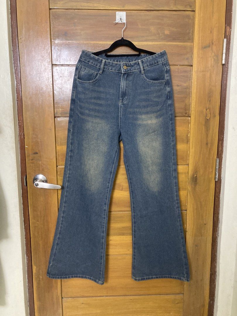 ₱15 + Shipping Fee (Category: Jeans) located in Batangas. Submitted by declutteringvon (Listing ID 1461301069, Image 1). Description: Flared, fits size 30-31 waist, hard denim, barely used, declutter..