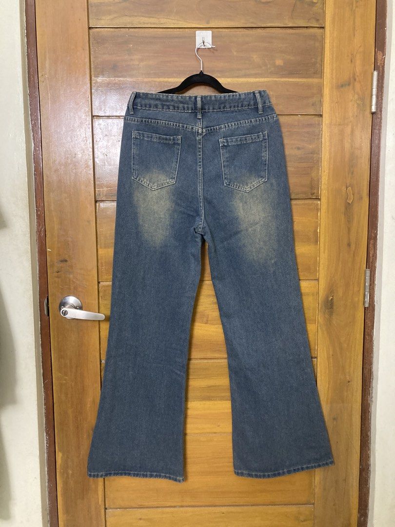 ₱15 + Shipping Fee (Category: Jeans) located in Batangas. Submitted by declutteringvon (Listing ID 1461301069, Image 2). Description: Flared, fits size 30-31 waist, hard denim, barely used, declutter..