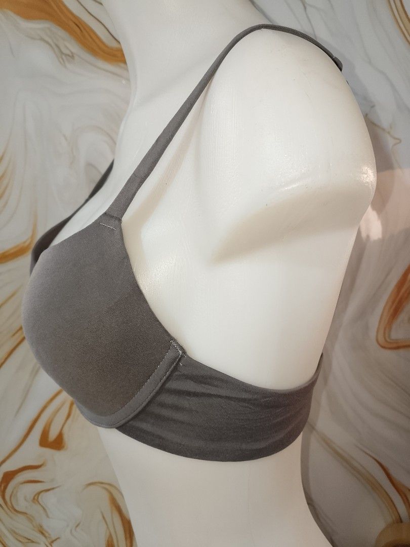 34bAnne Klein Grey Padded Underwire Bra (Category: Undergarments & Loungewear) located in Manila. Submitted by truecrystal-1407 (Listing ID 1461205428, Image 2). Description: - Anne Klein grey padded bra - Underwire support for comfort - Adjustable straps - Classic hook-and-eye closure - Soft fabric - Perfect for everyday wear.