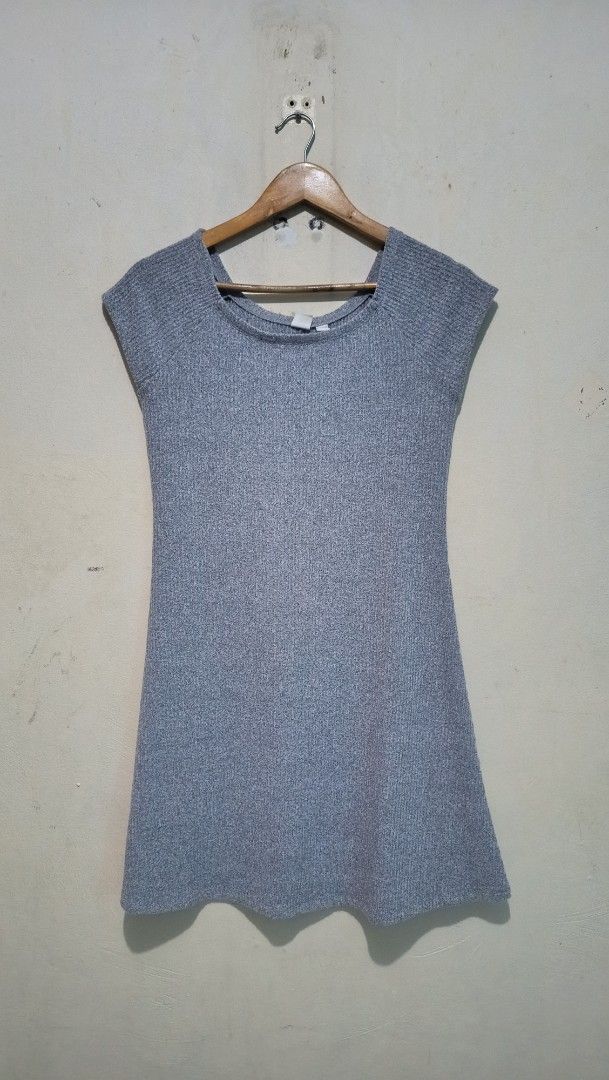 3x Women's Casual Dresses - Grey & Patterned (Category: Dresses) located in Cavite. Submitted by mcthrifts (Listing ID 1461229674, Image 2). Description: Bundle of 3 casual dresses: 2 grey (1 ribbed short sleeve, 1 flared hem sleeveless) and 1 black geometric pattern short sleeve. All knee-length, perfect for daily wear. Gcash, maribank and gotyme payment .