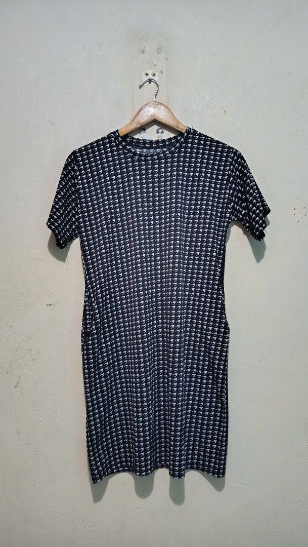 3x Women's Casual Dresses - Grey & Patterned (Category: Dresses) located in Cavite. Submitted by mcthrifts (Listing ID 1461229674, Image 3). Description: Bundle of 3 casual dresses: 2 grey (1 ribbed short sleeve, 1 flared hem sleeveless) and 1 black geometric pattern short sleeve. All knee-length, perfect for daily wear. Gcash, maribank and gotyme payment .