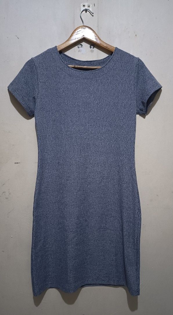 3x Women's Casual Dresses - Grey & Patterned (Category: Dresses) located in Cavite. Submitted by mcthrifts (Listing ID 1461229674, Image 1). Description: Bundle of 3 casual dresses: 2 grey (1 ribbed short sleeve, 1 flared hem sleeveless) and 1 black geometric pattern short sleeve. All knee-length, perfect for daily wear. Gcash, maribank and gotyme payment .