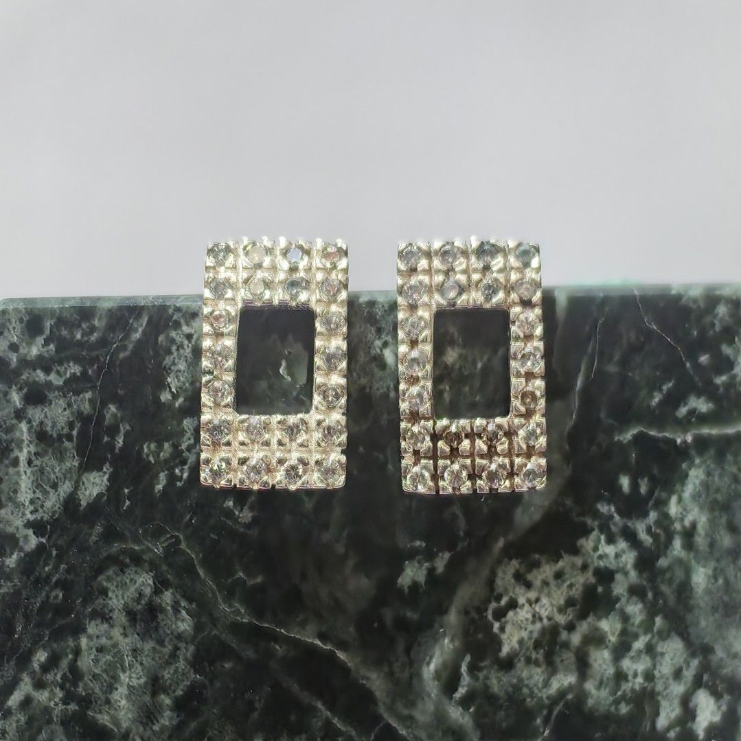 925 Silver earrings (Category: Earrings) located in Pasig City. Submitted by primepicksph (Listing ID 1461249286, Image 1). Description: DISCLAIMER: Stones used in the accessories are not tested. Therefore, we are selling the items as is. These products are sourced from different suppliers who have obtained them from auctions. Though some may still look brand new, we declare all items posted as pre-owned. Please manage your expectations as some m