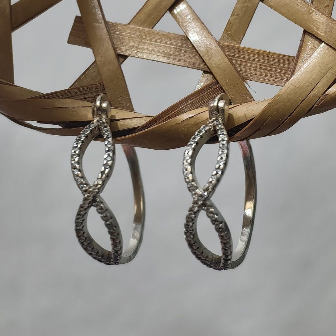 925 Silver earrings (Category: Earrings) located in Pasig City. Submitted by primepicksph (Listing ID 1461249472, Image 1). Description: DISCLAIMER: Stones used in the accessories are not tested. Therefore, we are selling the items as is. These products are sourced from different suppliers who have obtained them from auctions. Though some may still look brand new, we declare all items posted as pre-owned. Please manage your expectations as some m