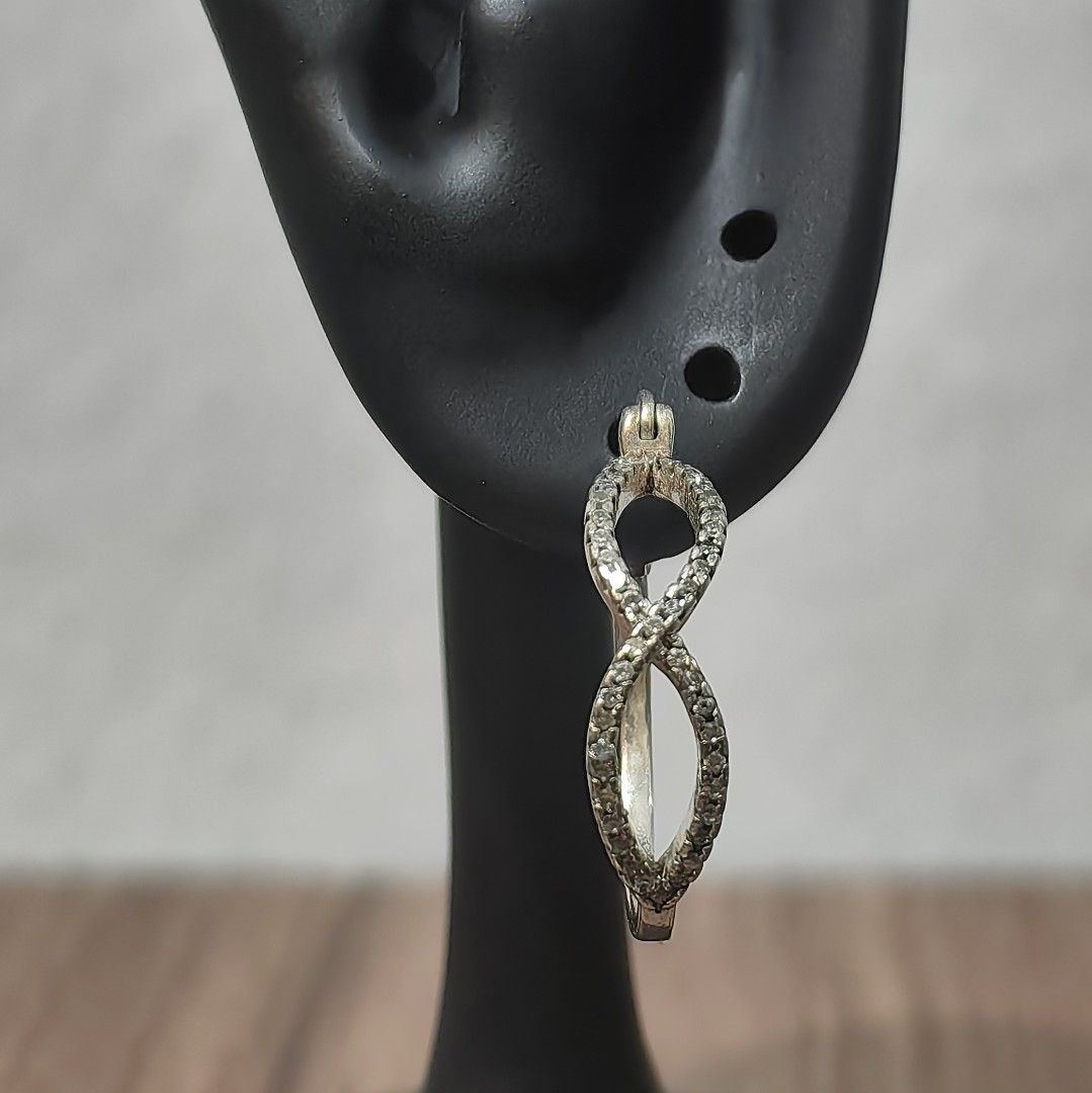 925 Silver earrings (Category: Earrings) located in Pasig City. Submitted by primepicksph (Listing ID 1461249472, Image 2). Description: DISCLAIMER: Stones used in the accessories are not tested. Therefore, we are selling the items as is. These products are sourced from different suppliers who have obtained them from auctions. Though some may still look brand new, we declare all items posted as pre-owned. Please manage your expectations as some m