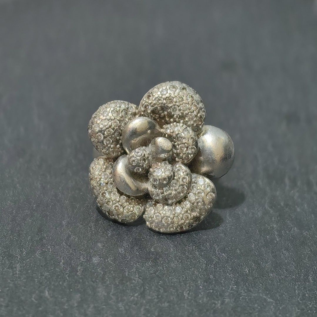 925 Silver ring, size 6 (Category: Rings) located in Pasig City. Submitted by primepicksph (Listing ID 1461252401, Image 2). Description: DISCLAIMER: Stones used in the accessories are not tested. Therefore, we are selling the items as is. These products are sourced from different suppliers who have obtained them from auctions. Though some may still look brand new, we declare all items posted as pre-owned. Please manage your expectations as some 
