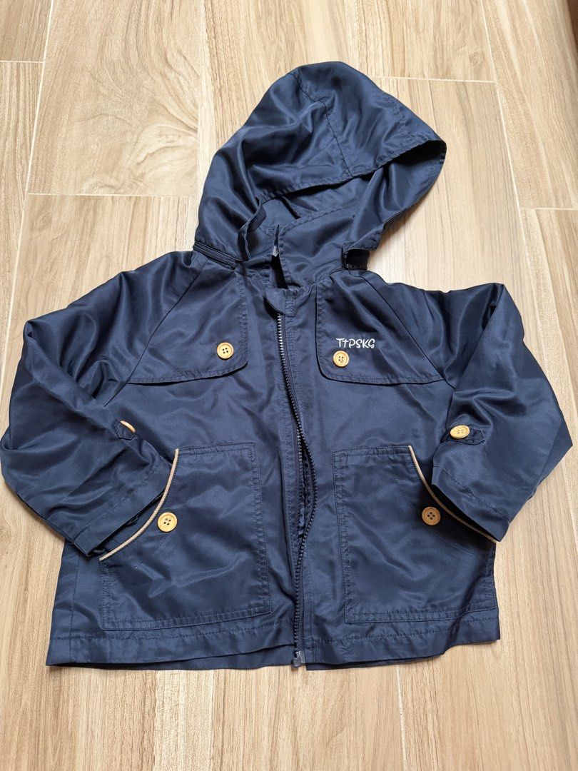 崇真幼稚園冬季校服 （分類：嬰兒及小童流行時尚）位於 Hong Kong。 由 shoppingwonderland 提交（商品編號 1461290257，圖片 3）。簡介： 運動長褲4-5碼$30@ 白色外套3-4碼$10 校褸連背心4-5碼$150 。