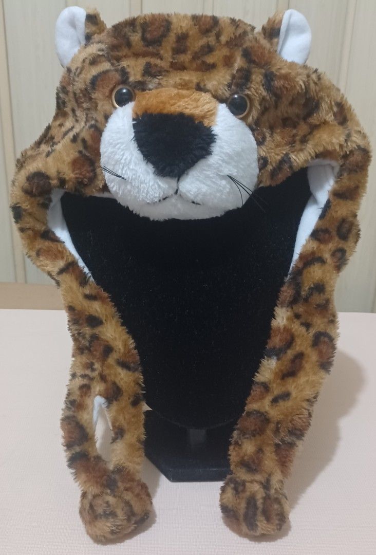 🐆 Cozy Leopard Plush Hood Hat — Soft & Cute! (Category: Babies & Kids Fashion) located in Quezon City. Submitted by wjmae (Listing ID 1461166813, Image 2). Description: ✅ Details: - Wearable plush leopard hat — full hood + face + earflaps 🐾 ​ - Ultra-soft fuzzy fabric • warm white lining ​ - Fits kids & teens/adults (up to ~22" head) ​ - Condition: Excellent — clean, no wear, fluffy & intact ​ - Perfect for costumes, winter, or fun everyday wea