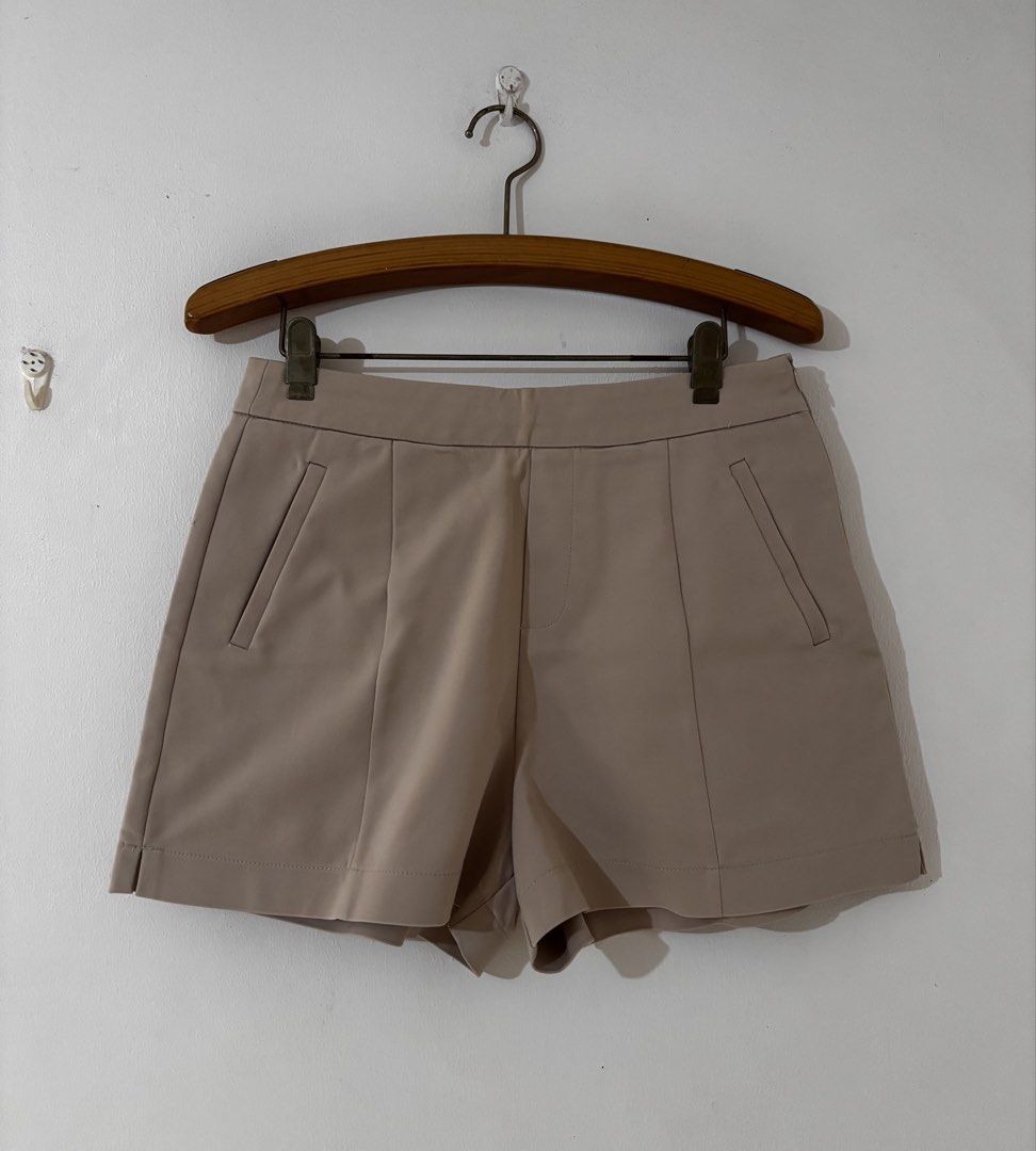 ✨ IORA Tailored Beige High-Waisted Shorts (Category: Shorts) located in Manila. Submitted by hellothere2012 (Listing ID 1461323065, Image 1). Description: Minimalist and classy beige shorts from IORA, featuring a structured tailored cut, front pleats, slanted side pockets, and a neat waistband. Perfect for office outfits, smart casual looks, or elevated everyday styling. 📌 Details: * Brand: IORA * Size: M (EUR 38 / UK 10) * Color: Beige / Nude *