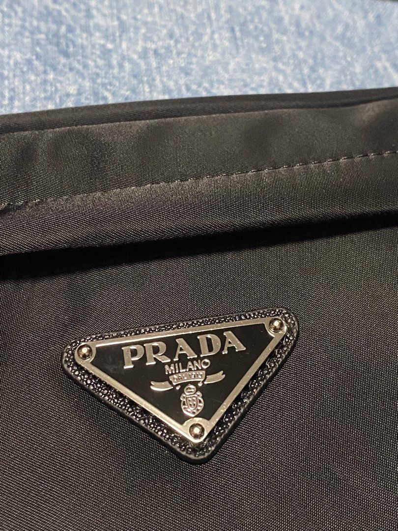 黑色 Prada 腰包 belt bag black 袋 Re-Nylon （分類：手袋及銀包）位於 Hong Kong。 由 nikecap 提交（商品編號 1461227232，圖片 3）。簡介： Made in Italy 黑色 淨係用過一次 塵袋, 保養卡,產品卡齊全。