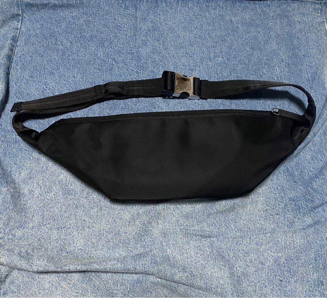 黑色 Prada 腰包 belt bag black 袋 Re-Nylon （分類：手袋及銀包）位於 Hong Kong。 由 nikecap 提交（商品編號 1461227232，圖片 2）。簡介： Made in Italy 黑色 淨係用過一次 塵袋, 保養卡,產品卡齊全。