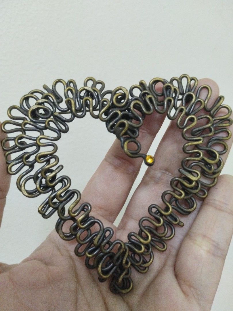 ✨ Vintage signed Bellini deco brooch (Category: Brooches) located in Santa Rosa. Submitted by leShoppe (Listing ID 1461280725, Image 3). Description: 🗝️heart-shaped decorative object made of bent brass-toned wire.